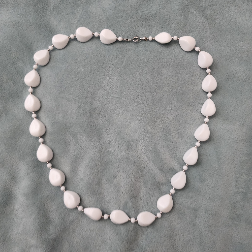 2 Elegant Chunky White Beaded Necklaces - Picture 3 of 6